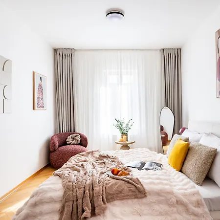 Days - Spacious 3bdr With Workspace, Ac In New Town Apartmán