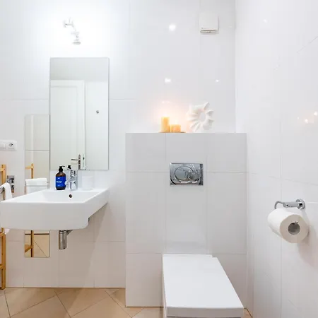 Days - Spacious 3bdr With Workspace, Ac In New Town Διαμέρισμα Πράγα